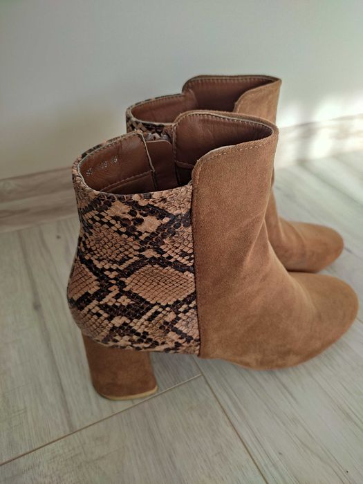 Karmelowe botki na słupku z motywem zwierzęcym roz 39