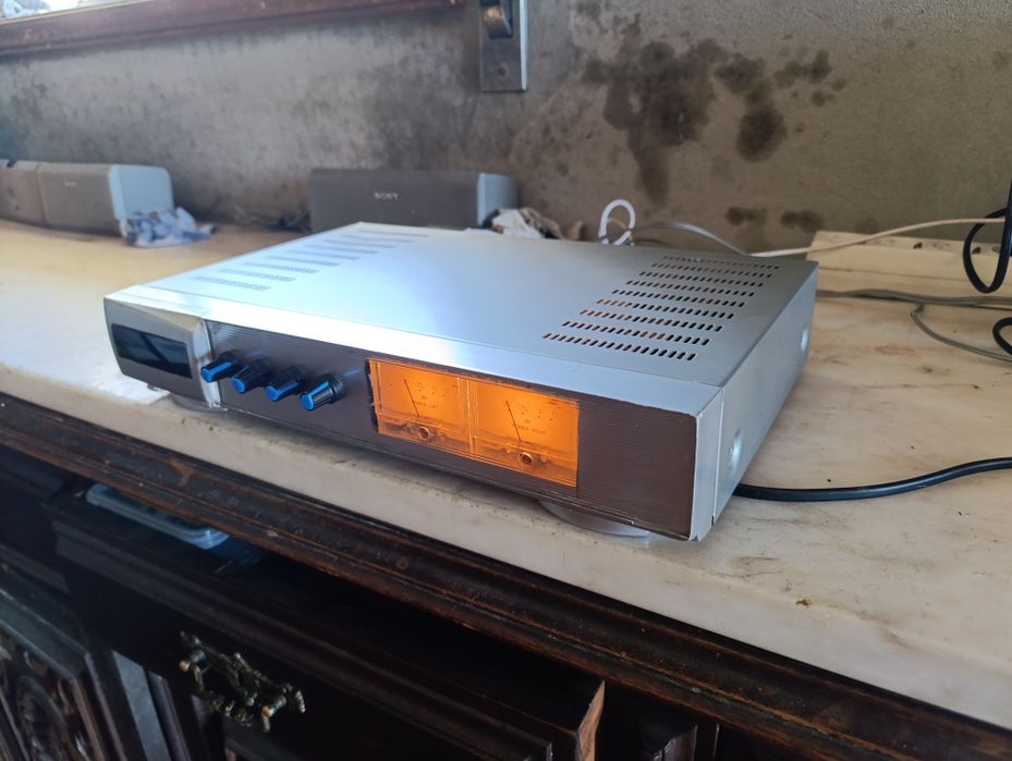Amplificador com 200W de potência, boa qualidade.