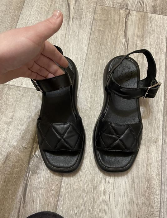 Босоніжки, вдягала 2 рази Шкіра!!