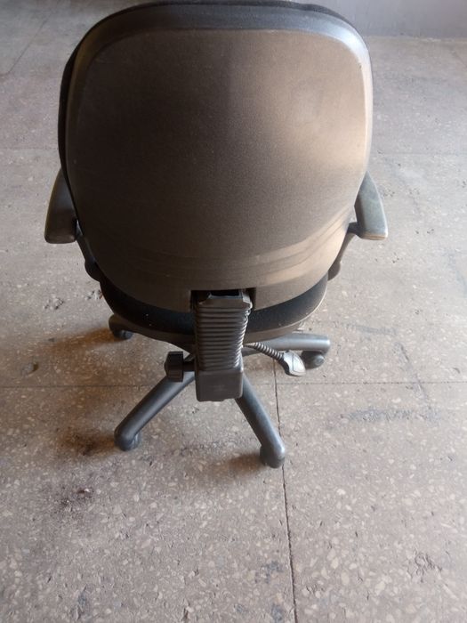 Продам офісне крісло, все працює ціле