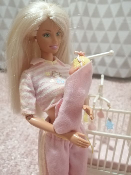 Barbie com bebé e berço
