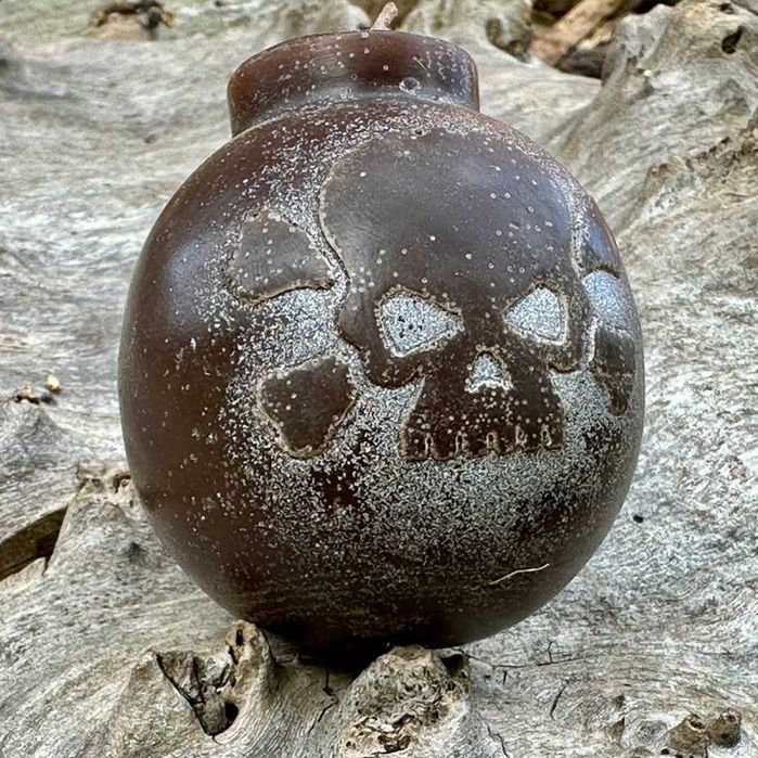 Свічка ручної роботи у формі бомби