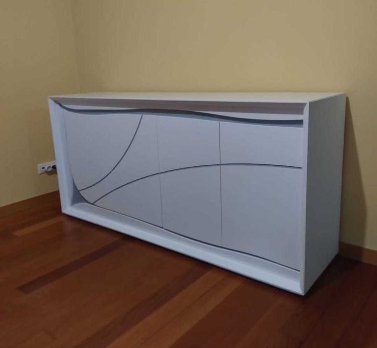 Aparador madeira lacado branco com pormenor cinza