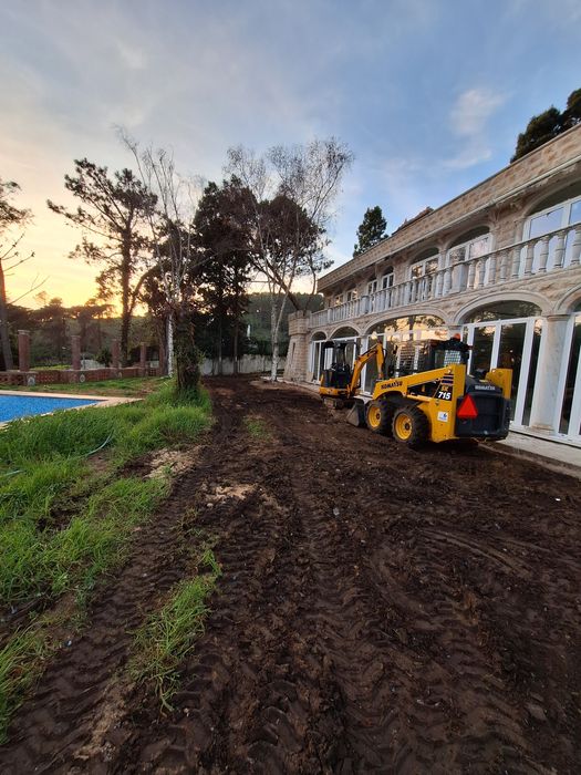 Serviços de retroescavadora e mini giratória