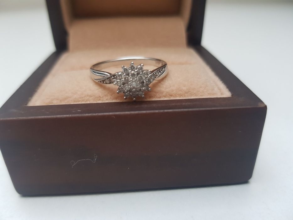 Pierścionek z białego złotą z brylantami