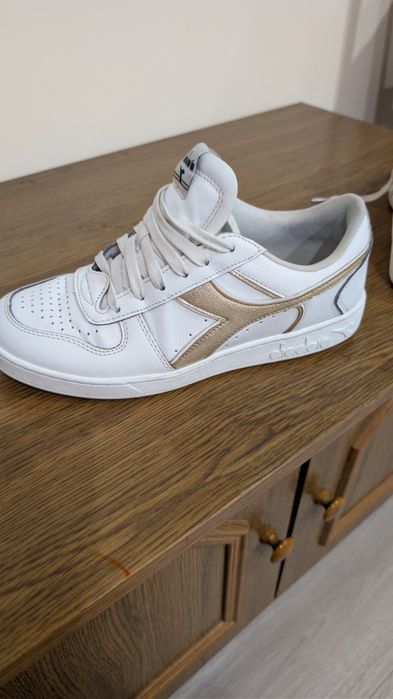 Б/у жіночі кросівски Diadora