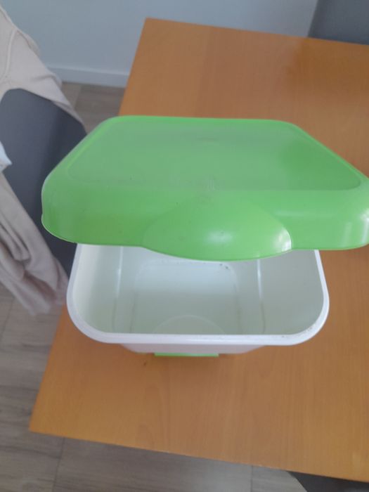 Balde de plástico branco e verde.