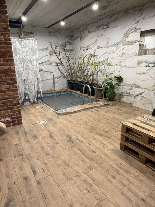 Будинок з банею і басейном