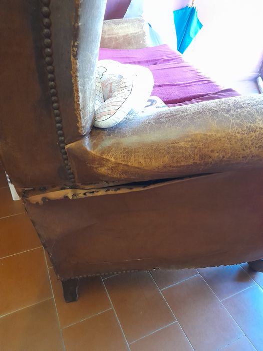 Sofá antigo de pele para restauro