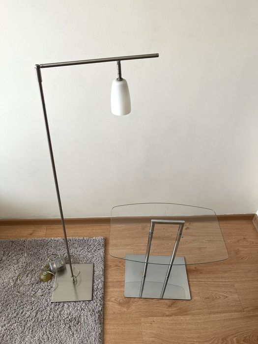 Lampa stojąca podłogowa srebrna i stolik kawowy do salonu