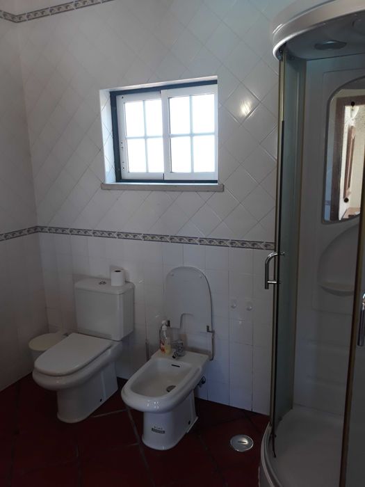 ARRENDA-SE CASA de habitação para Famílias ou Empresas
