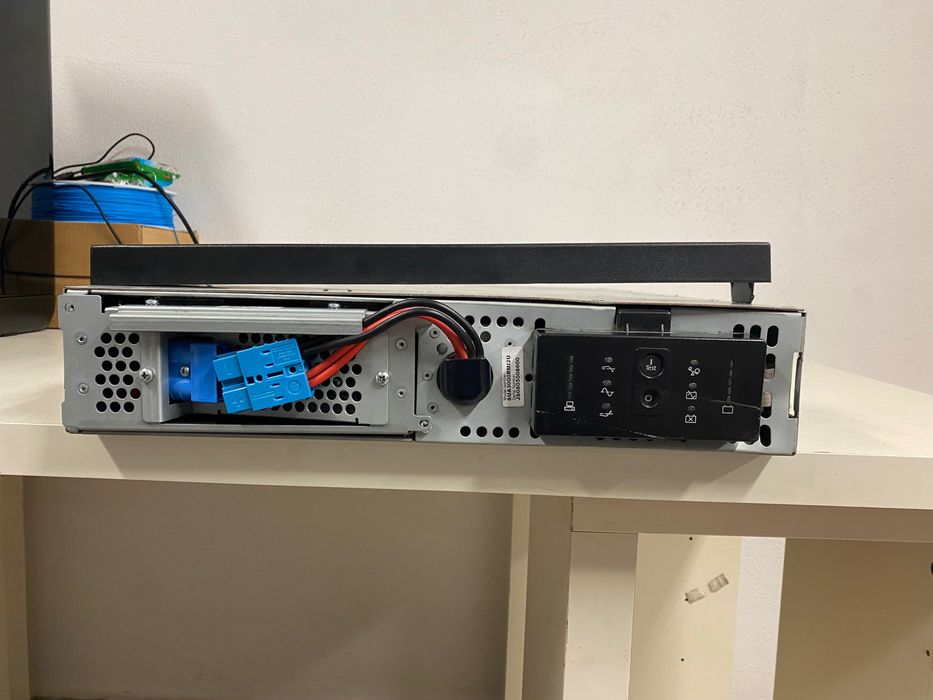 Ups smart ups 3000 bez baterii