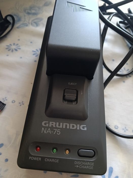 câmara de filmar Grundig LC 215c para peças.Mala e cassete incluída