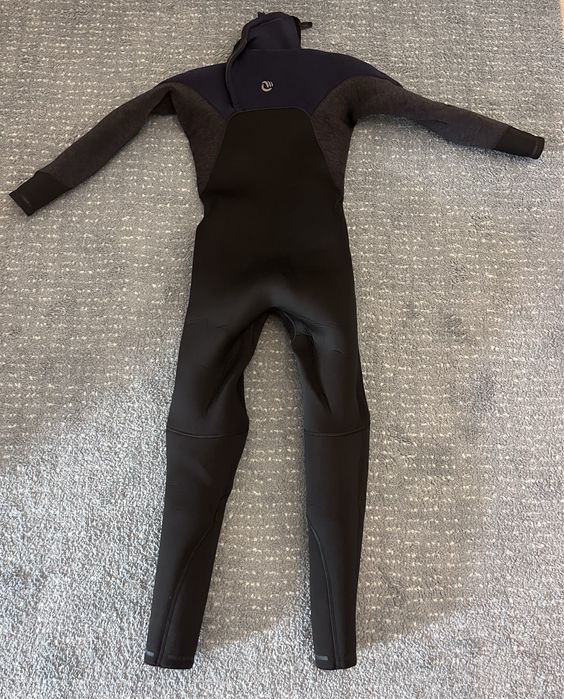 Vendo 2 Fatos de Surf 4/3 – Tribord e Olaian (Tamanho 12/13 anos)