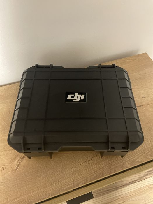 Dron Dji Mini 3, kontroler RC i inne akcesoria.