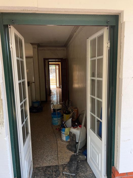 Varias portas janelas aluminio branco verde ponte de lima