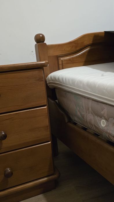 Cama de solteiro em madeira maciça