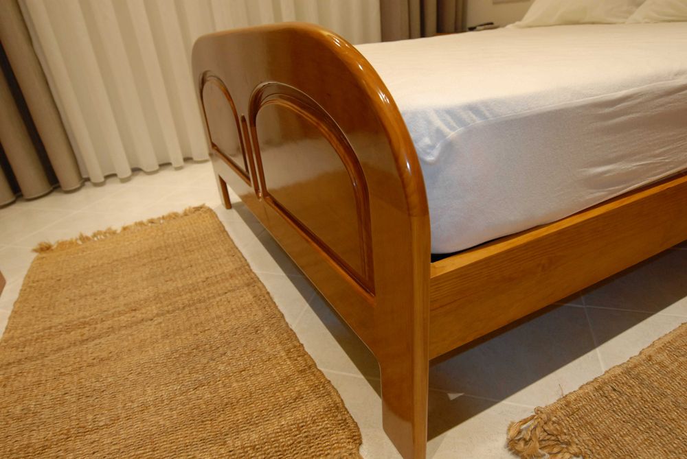 Mobília de Quarto em Pinho Maciço