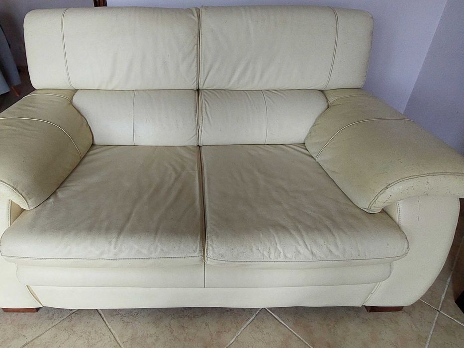 Sofá em pele cor clara