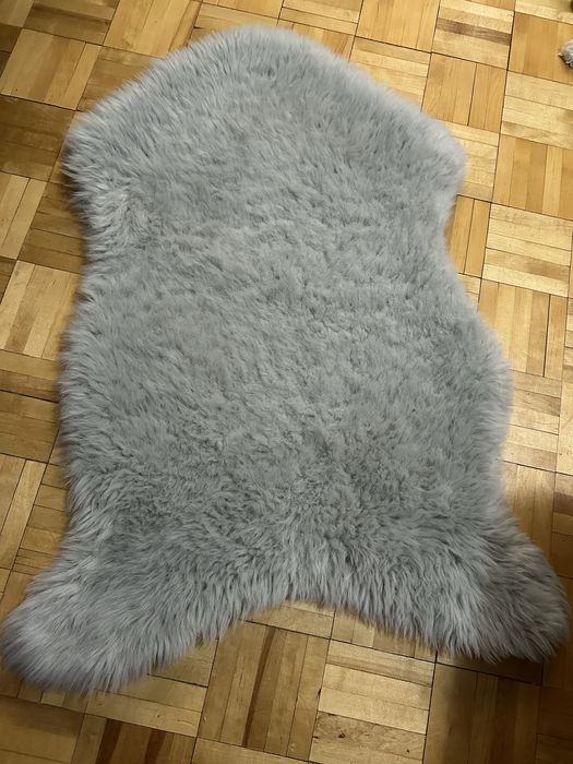 szary dywanik ze sztucznego futra