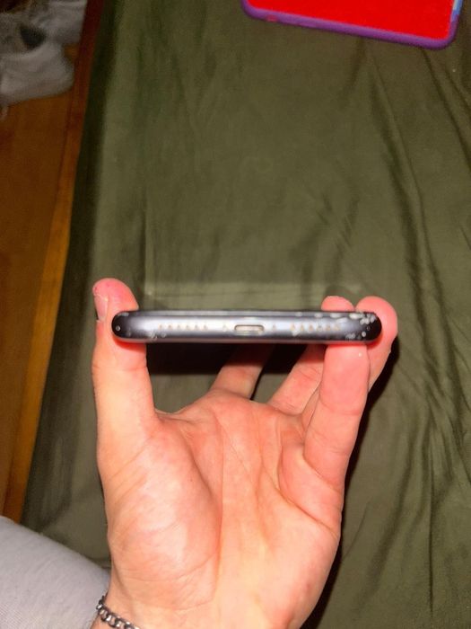 iPhone 11 com marcas de uso