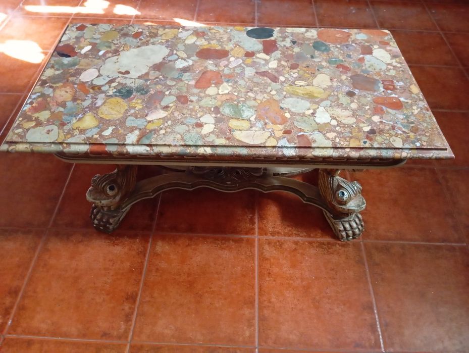 Mesa de sala com tampo de brecha da Arrábida