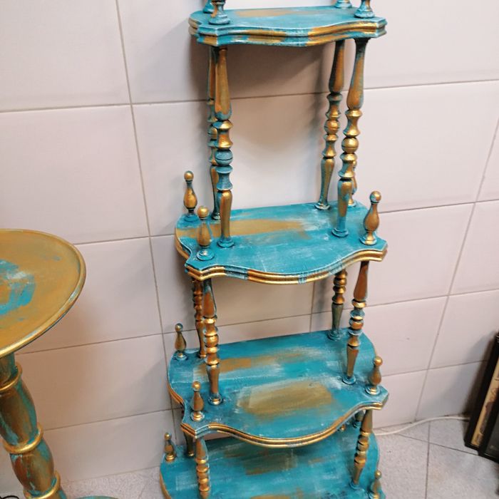 Estante em madeira em tons de azul e dourado