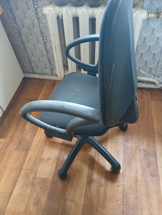 Офисное  кресло  в хорошем  состоянии