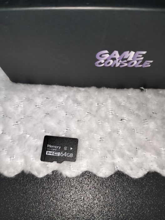 Consola retro portátil R36S  de 64gb é da cor roxa