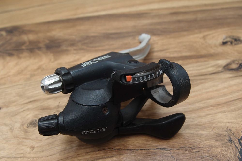 prawa klamkomanetka Shimano Deore XT ST-M737 8 rzędów