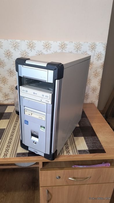 Монітор, клавіатура, системний блок, колонки