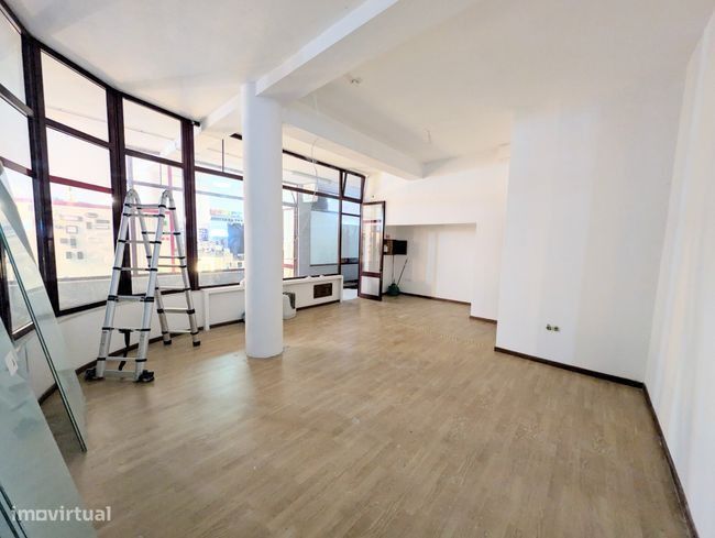 Loja renovada para arrendamento