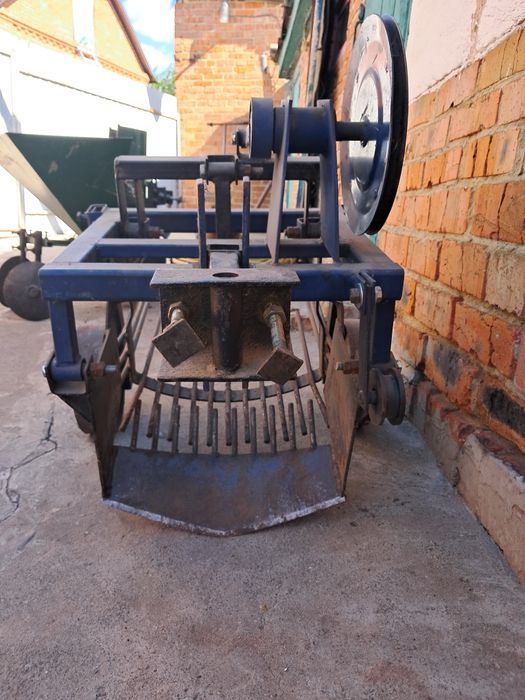 Продам картофелекопалку .