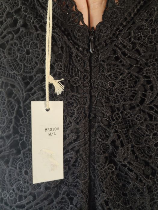 Czarny kombinezon M/L na ramiączka, ażurowy dekolt