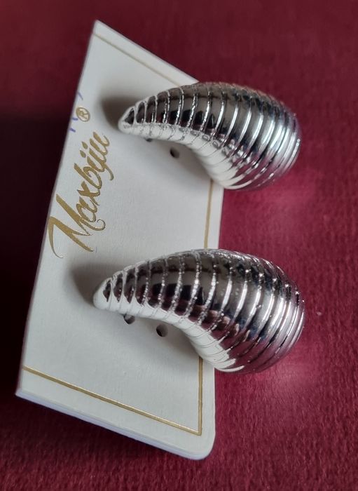 Earrings, silver or gold-plated, in a grooved teardrop shape. Super lightweight