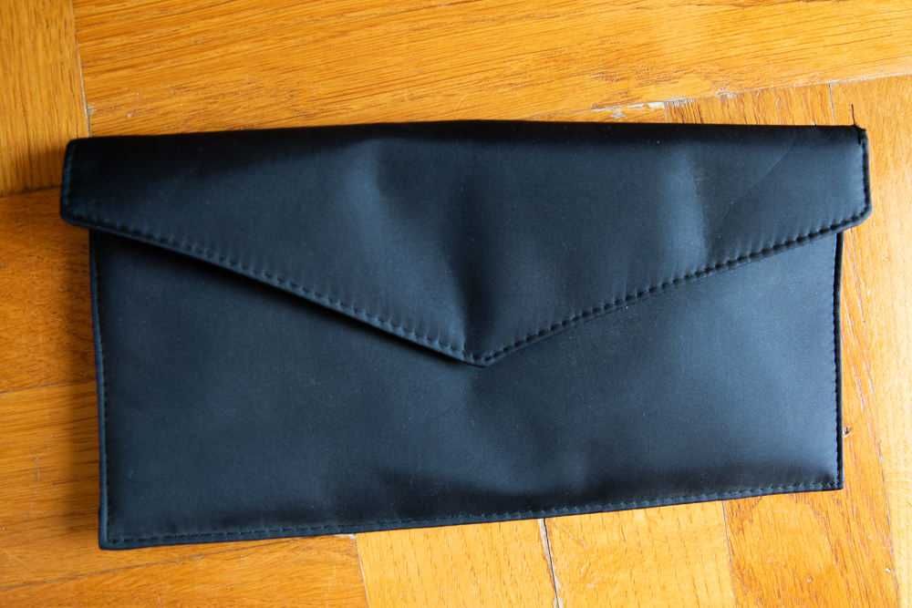 Mała czarna torebka kopertówka