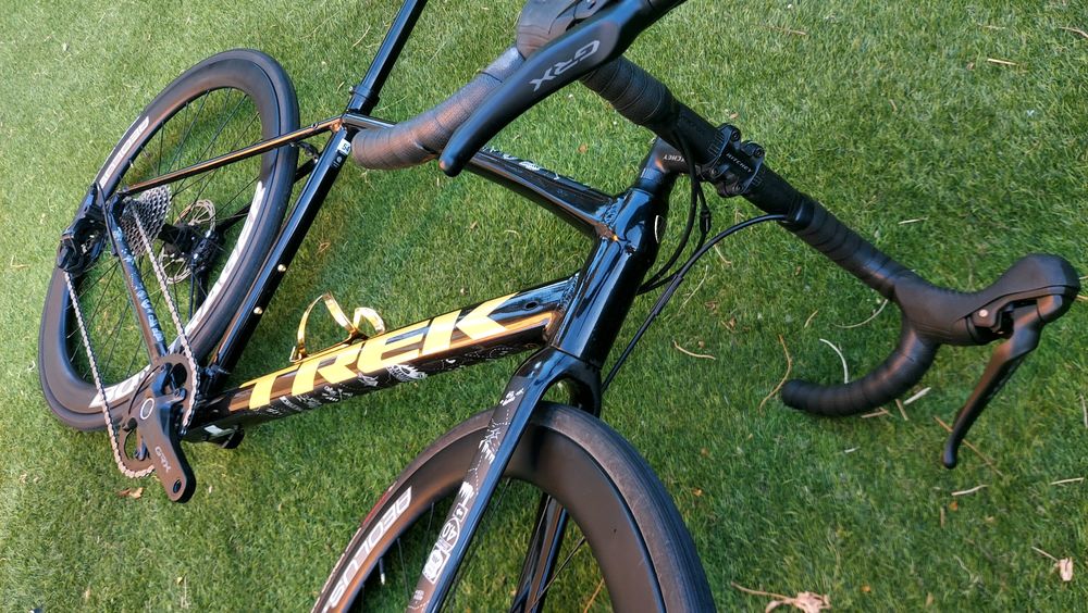 Trek Domane AL (Tam. T54) – Estrada e Gravel (Versátil)
​Pr