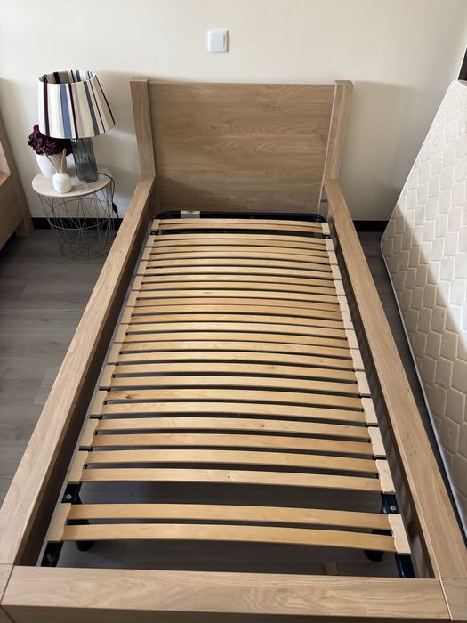 Conjunto de 2 Camas de Solteiro em Madeira + 2 Colchões (1 Novo)