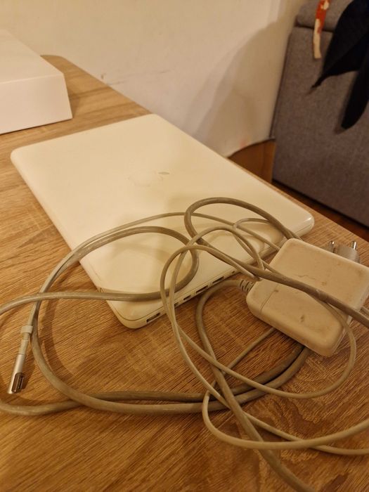 MacBook 13 cali - 6,1 model A1342