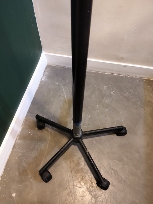 Cabide de pé preto