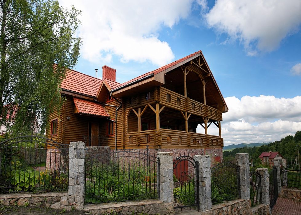 Продаємо великий   будинок в Карпатах  в Східниці  підійде як для проживаня  родини чи орендного бізнесу