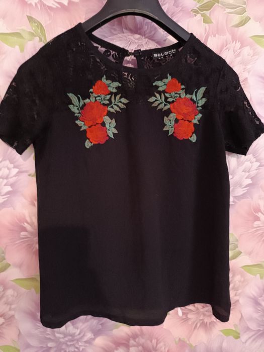 Блуза з вишивкою