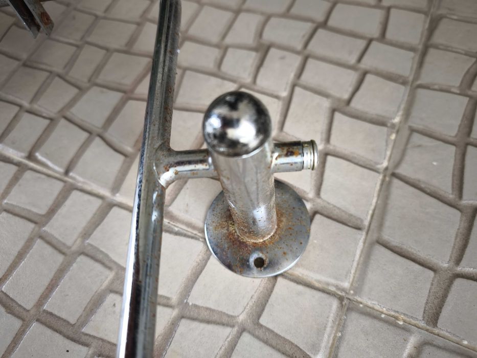 Estante metálica com prateleiras de vidro (dimensões na foto)