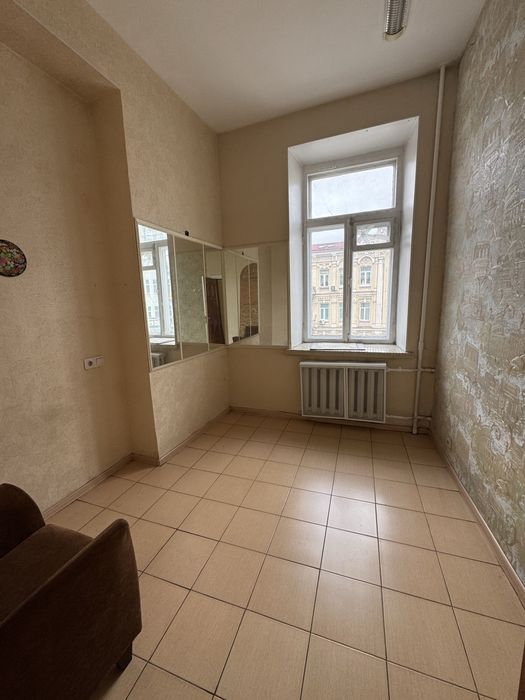 Офіс, кабінет, приміщення, шоурум поруч мокра точка