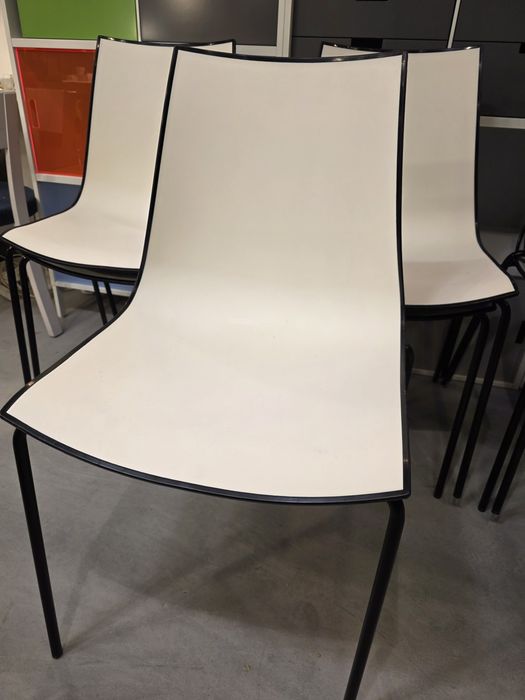 Krzesła design Pedrali – włoskie, białe z czarną ramą, sztaplowane