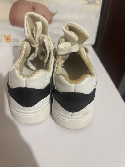 Білі кросівки.