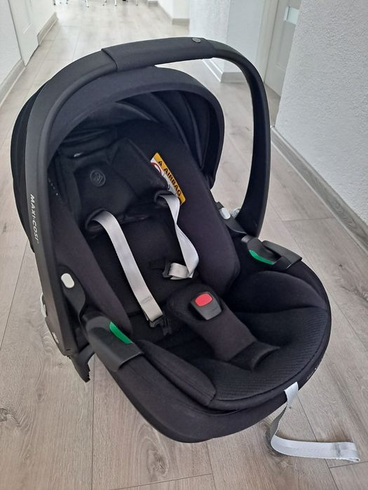 Fotelik nosidełko Maxi-cosi Peble 360 pro w kolorze czarnym.