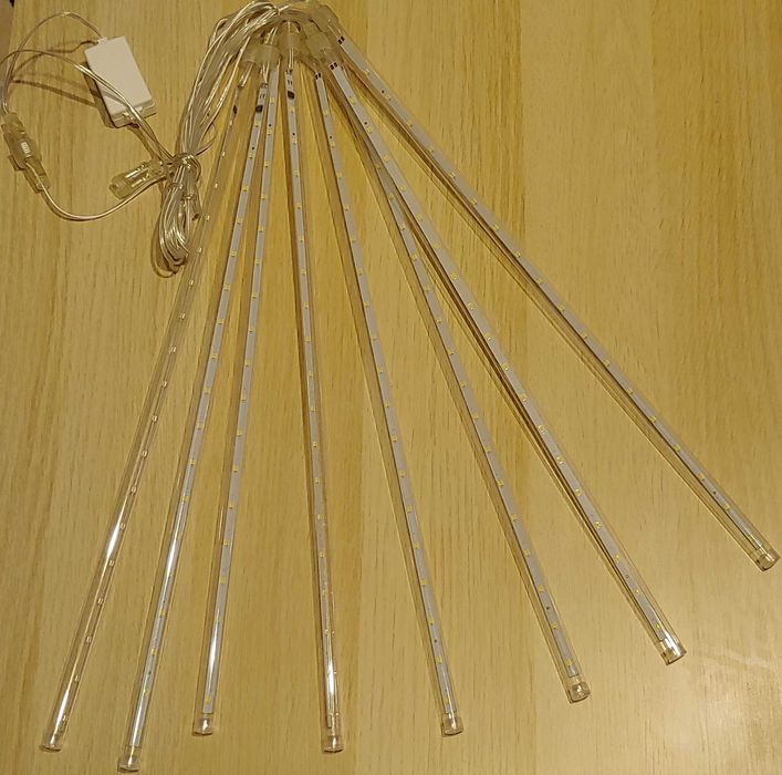 spadające sople padający śnieg lampki LED na balkon okno