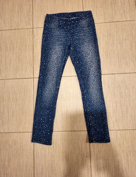 wytarte jegginsy/ cienkie jeansy rurki w cętki H&M 128