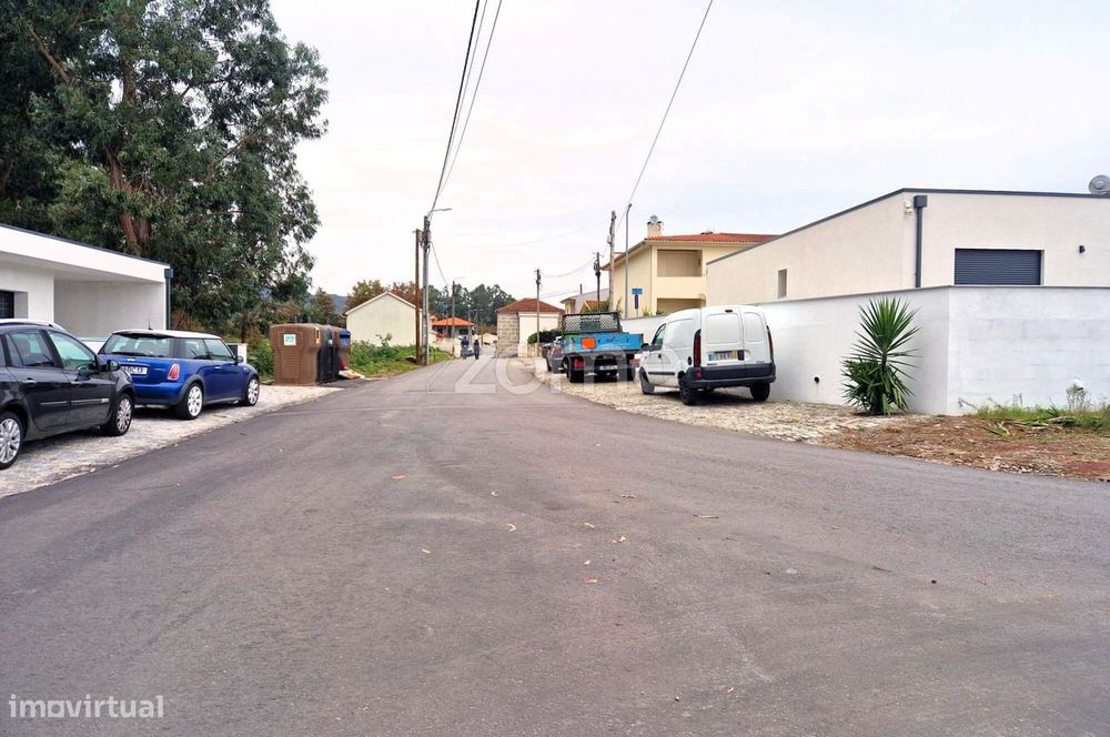 Terreno com projeto aprovado para 5 moradias.